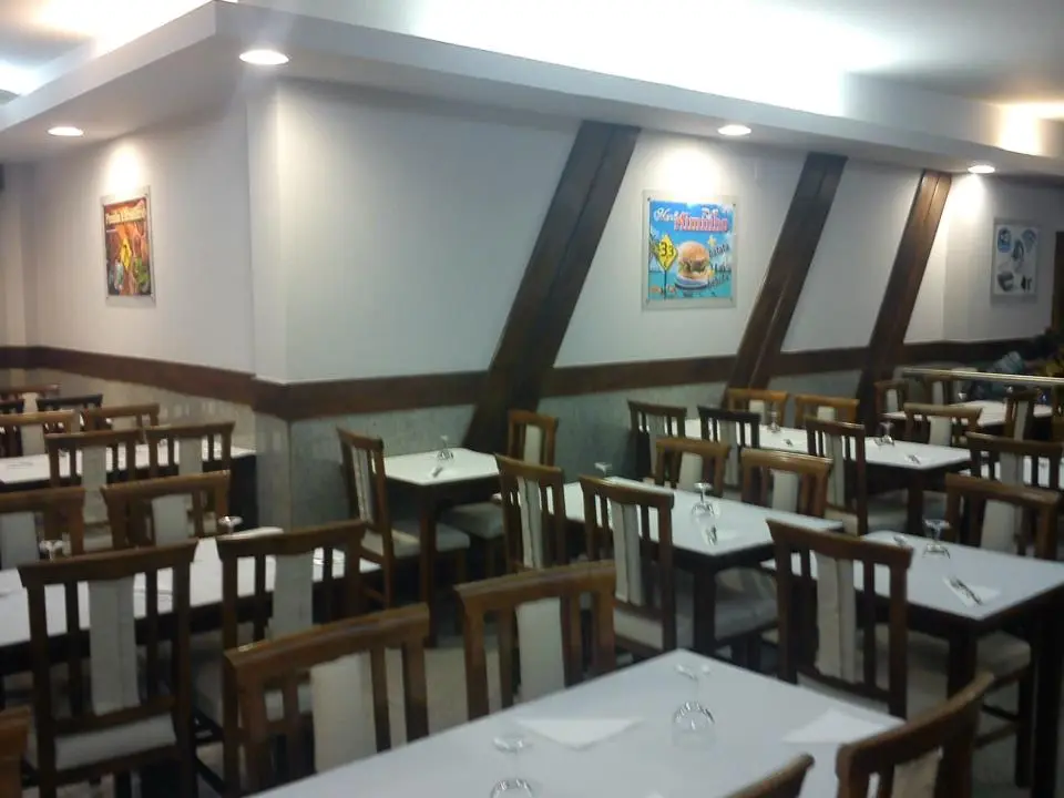 Interior e pratos do Barrigas em Porto, Porto (3)