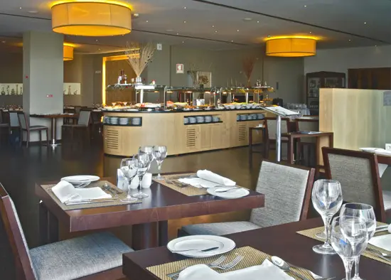 Interior e pratos do Terraço Al-Madan - Hotel Meliã Aldeia dos Capuchos em Lisboa, Almada (2)