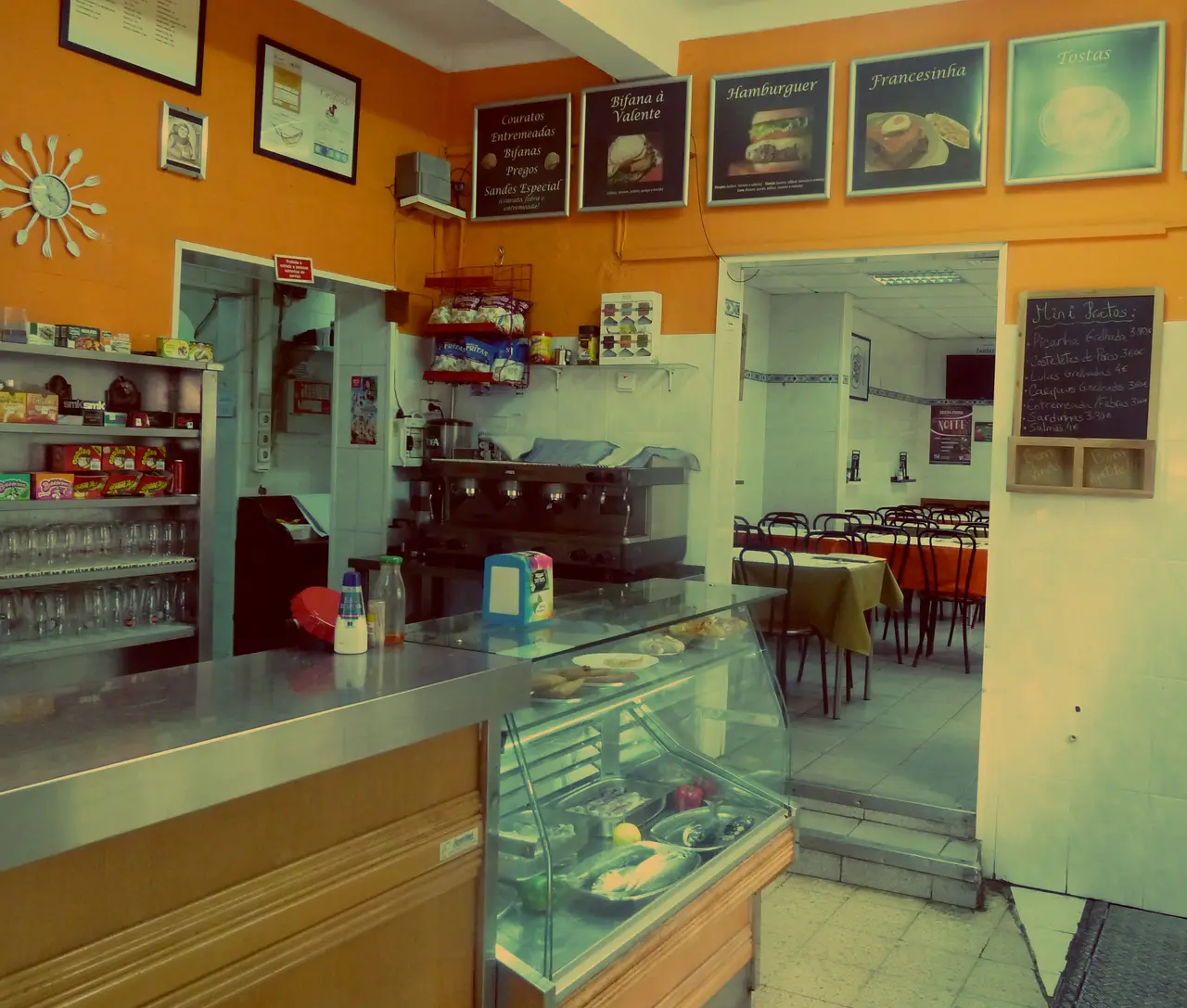 Interior e pratos do Churrasqueira Valente em Loures, Lisboa (6)