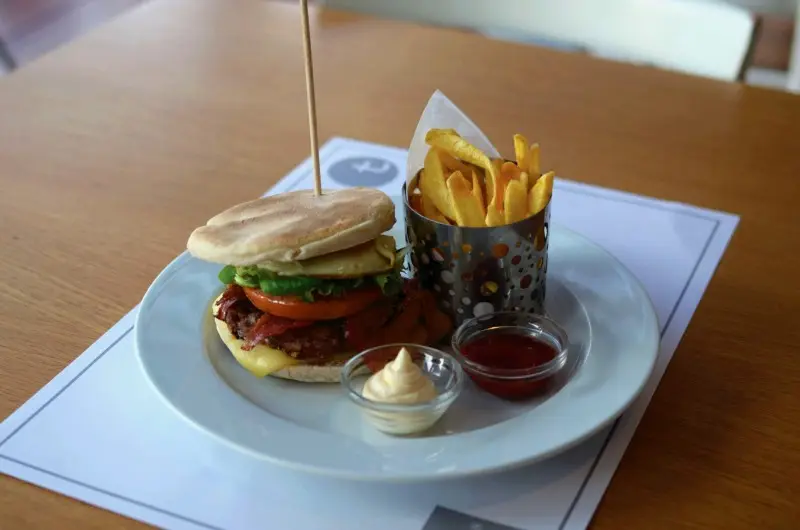 Interior e pratos do Tribuna & Café em Braga, Braga (4)