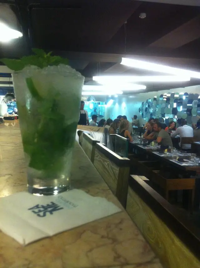 Interior e pratos do Sea Me - peixaria moderna em Lisboa, Lisboa (3)