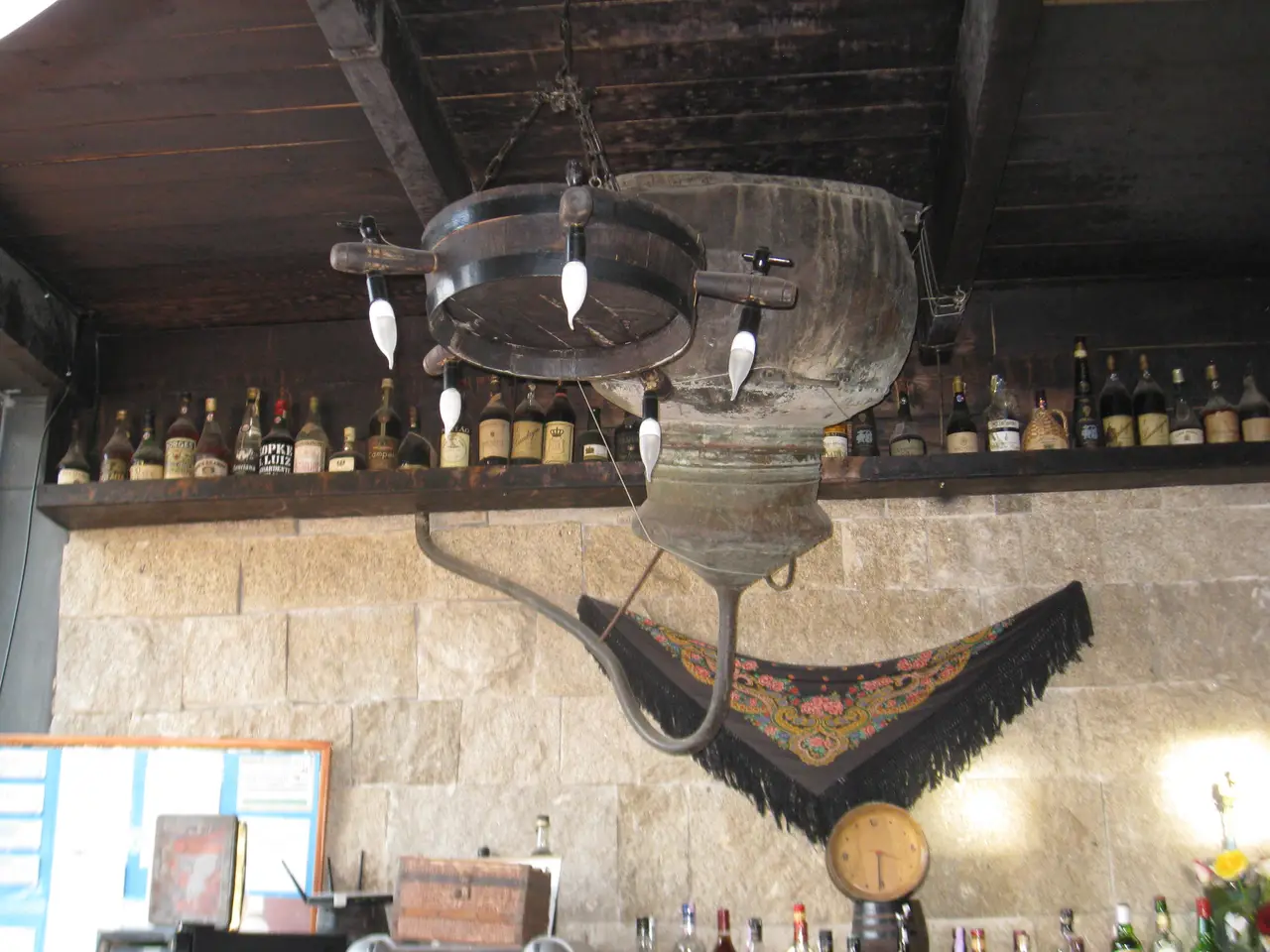 Interior e pratos do Infante Tapas Wine em Vila Nova de Gaia, Vila Nova de Gaia (2)