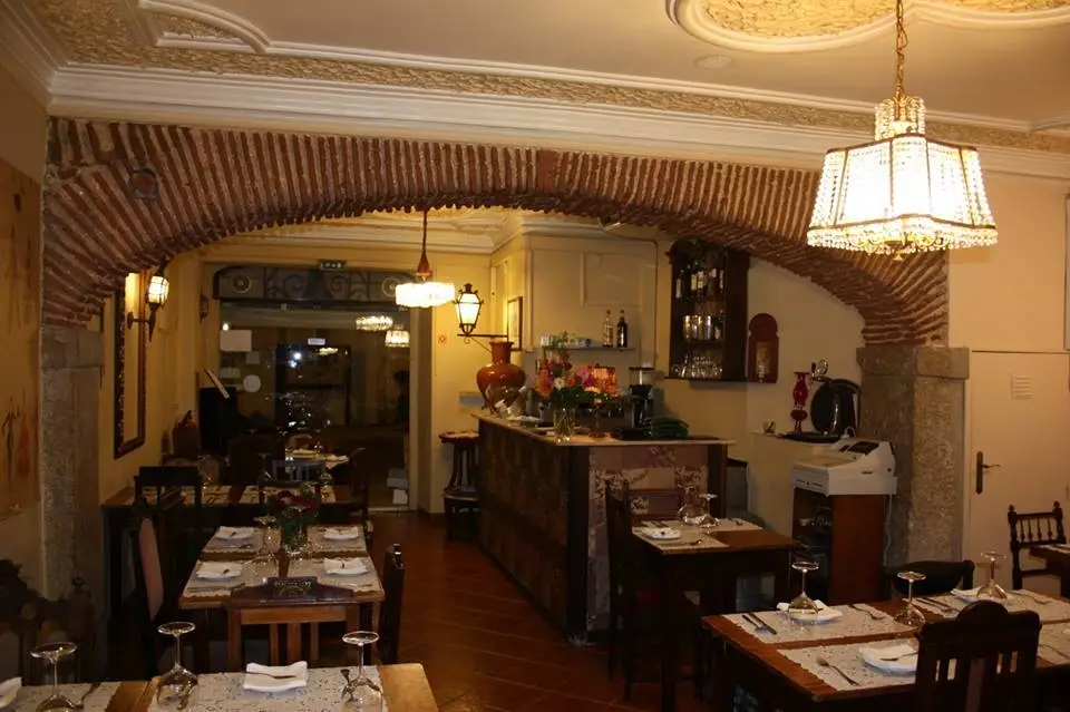 Interior e pratos do Tasca República em Lisboa, Lisboa (8)