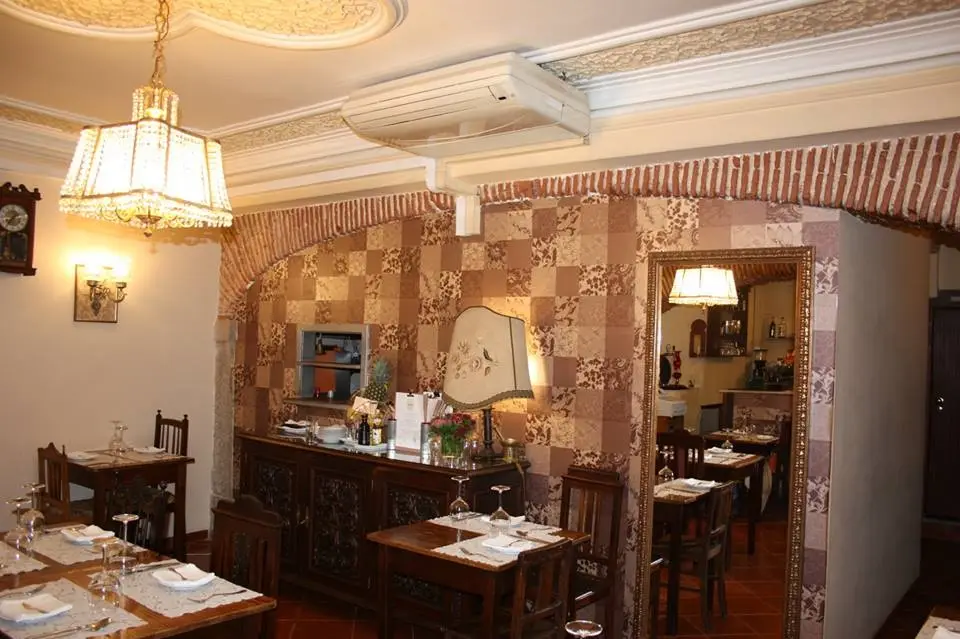 Interior e pratos do Tasca República em Lisboa, Lisboa (7)