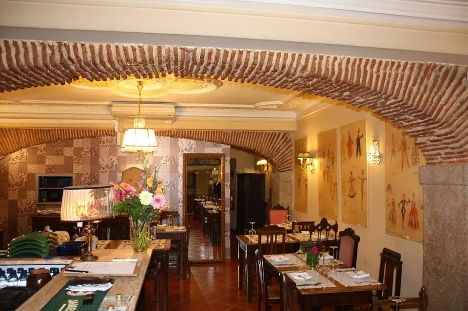 Interior e pratos do Tasca República em Lisboa, Lisboa (2)