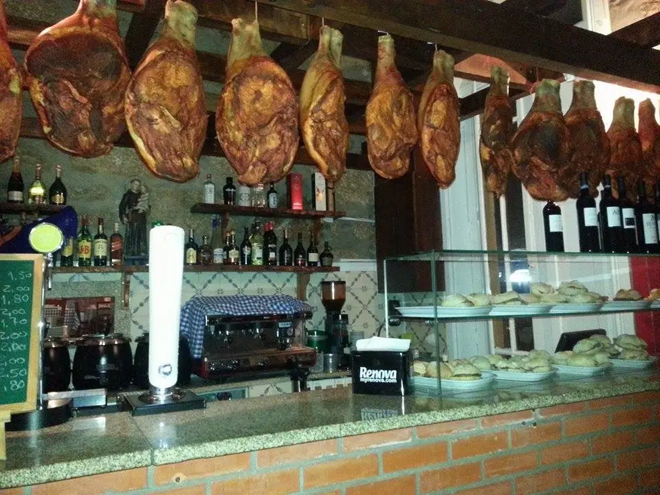 Interior e pratos do Pensão das Tapas em Porto, Maia (9)