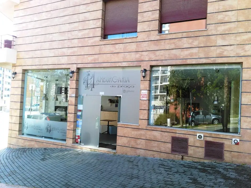 Interior e pratos do Hamburgaria da Praça em Odivelas, Odivelas (7)