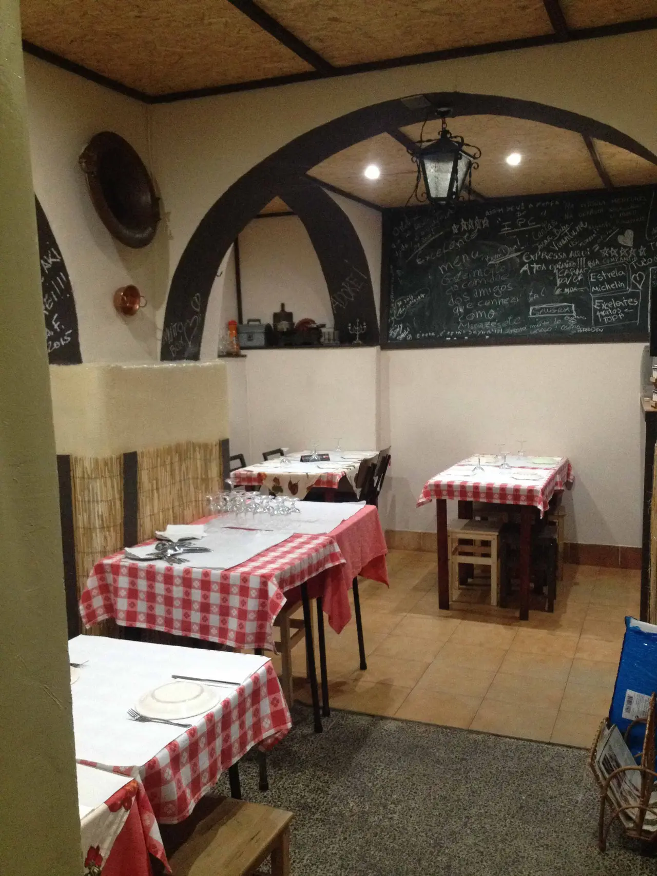 Interior e pratos do Taça Virada Taverna em Lisboa, Lisboa (6)