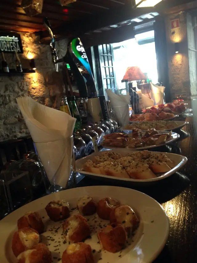 Interior e pratos do Domus Vinum | Winebar & Tapas em Braga, Braga (12)