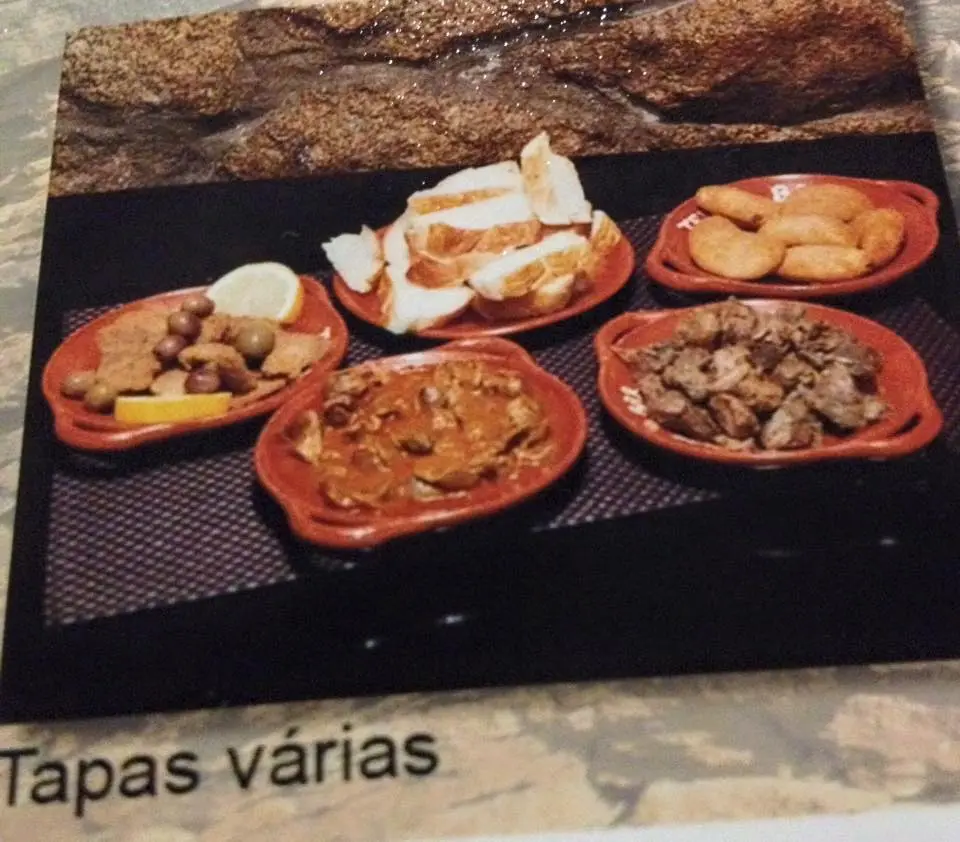 Interior e pratos do Telhas Bar em Braga, Braga (5)