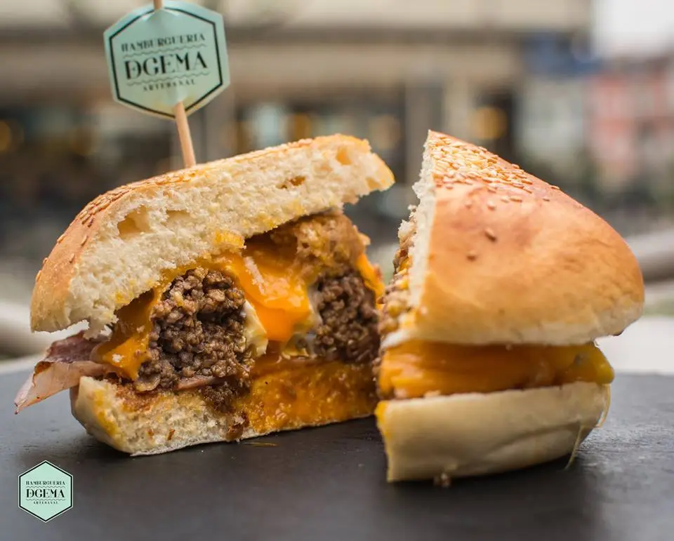 Interior e pratos do Hamburgueria DeGema Lamaçães em Braga, Braga (11)