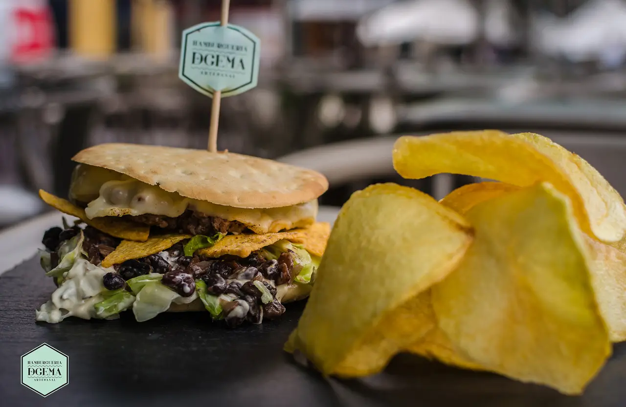 Interior e pratos do Hamburgueria DeGema Lamaçães em Braga, Braga (12)