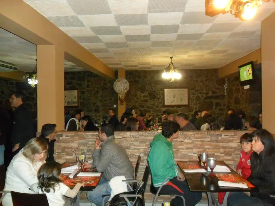 Interior e pratos do Taberna Quintãos (Francesinhas de Dume) em Braga, Felgueiras (11)