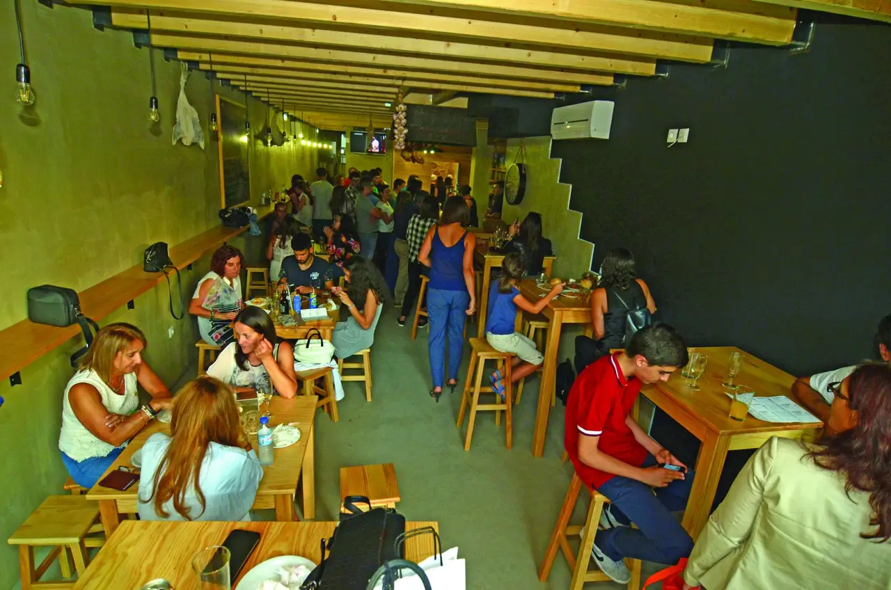 Interior e pratos do Bifanaria em Braga, Braga (11)