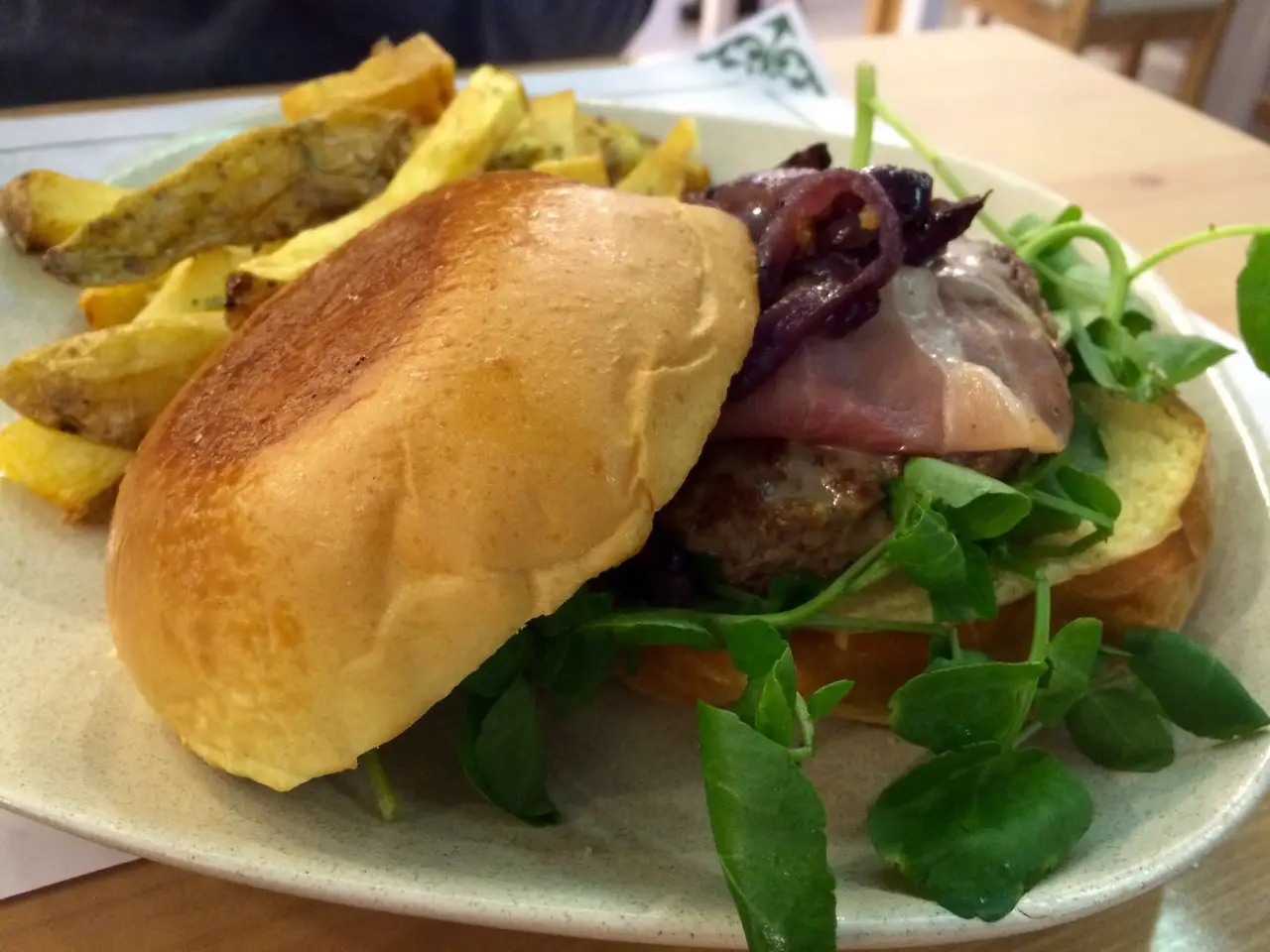 Interior e pratos do Hamburguês,hambúrgueres artesanais em São Domingos de Benfica, Lisboa (2)