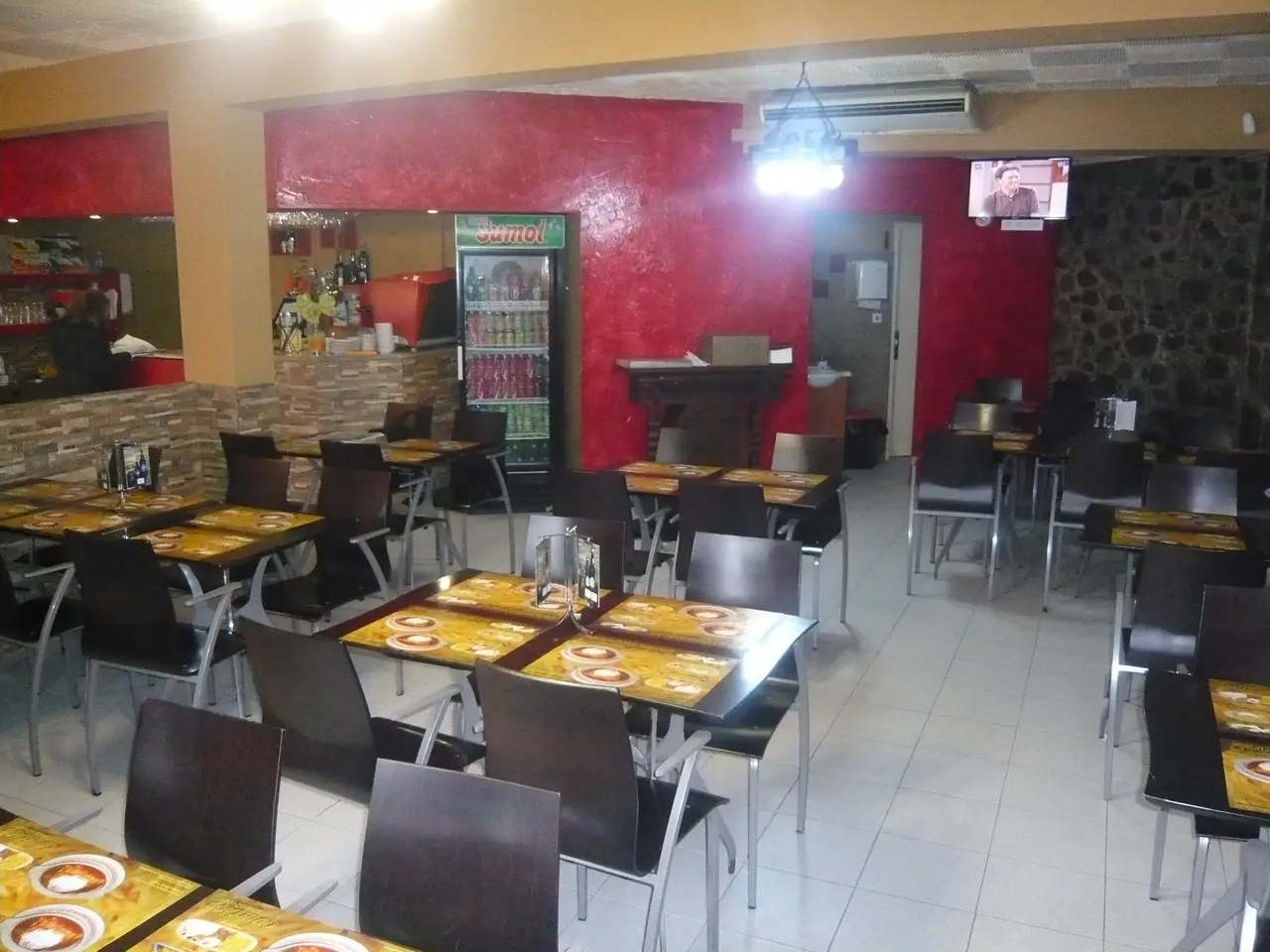 Interior e pratos do Taberna Quintãos (Francesinhas de Dume) em Braga, Felgueiras (9)
