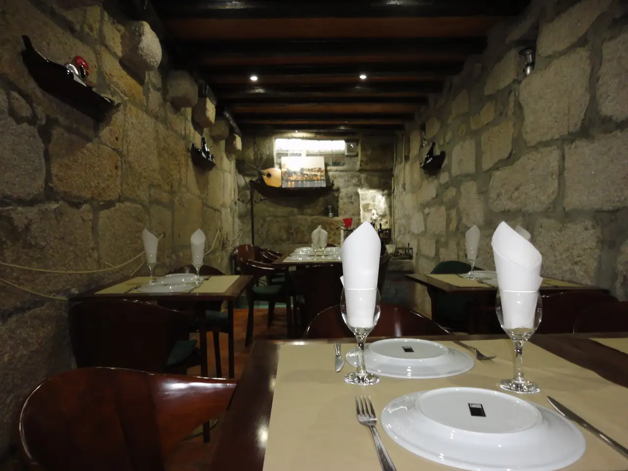 Interior e pratos do Adega do Conde em Porto, Vila Nova de Gaia (3)
