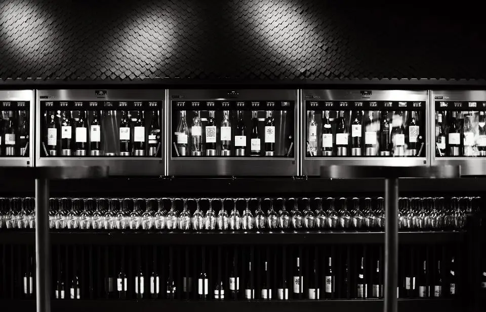 Interior e pratos do Clérigos Vinhos & Petiscos em Porto, Porto (12)