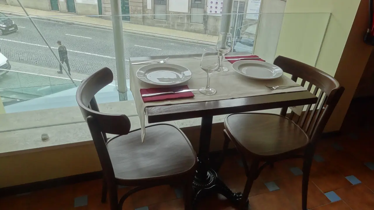 Interior e pratos do Alma Portuense em Porto, Porto (4)
