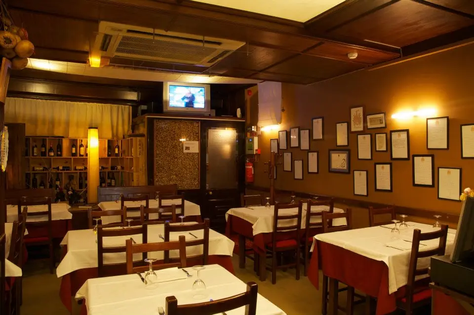 Interior e pratos do Pombeiro em Porto, Porto (4)